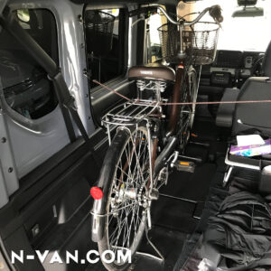 N-VANに電動アシスト自転車を積んで自転車用ゴムひもと前後スタンドだけで固定してみた